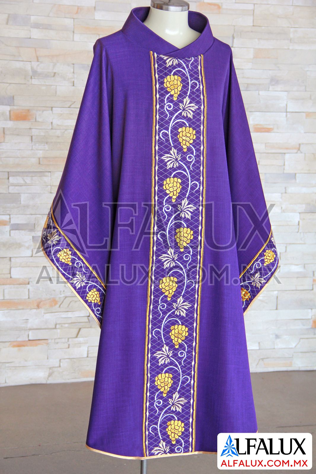 3 UVAS Casulla Alfalux Iris Morado Central (2)